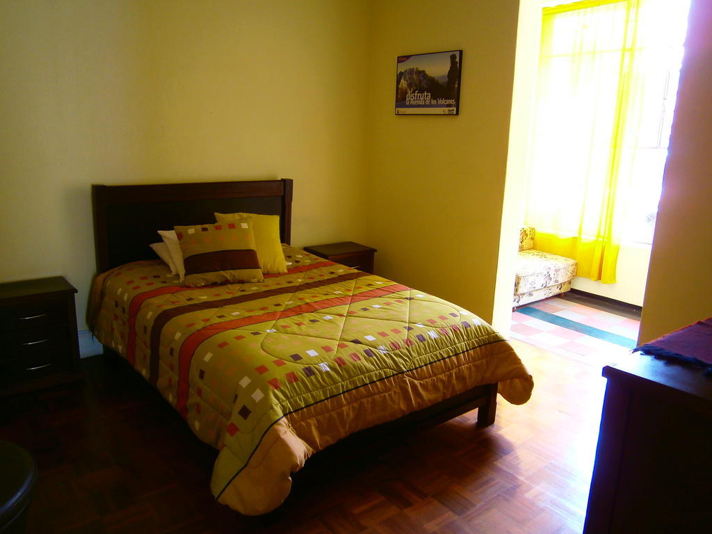 קיטו The Yellow House חדר תמונה